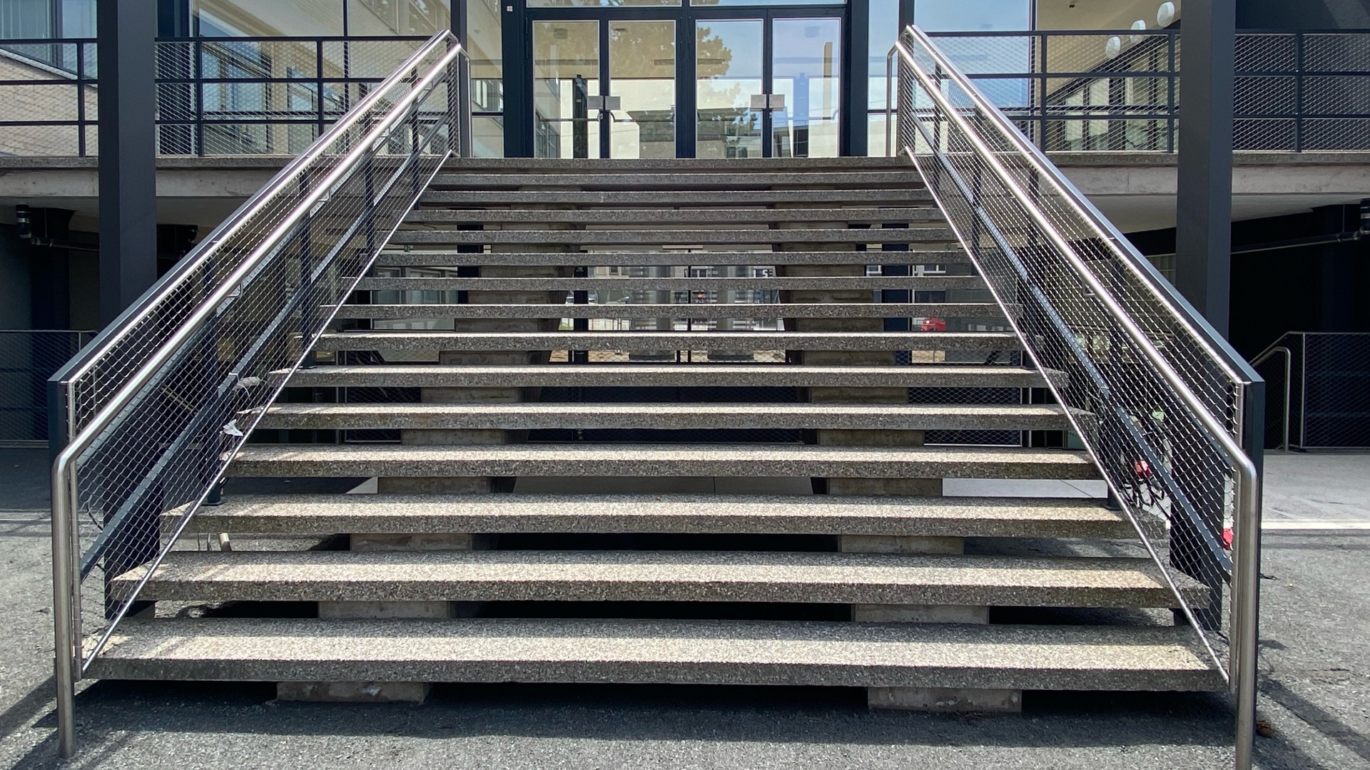 Staircase main entrance in exposed aggregate concrete look