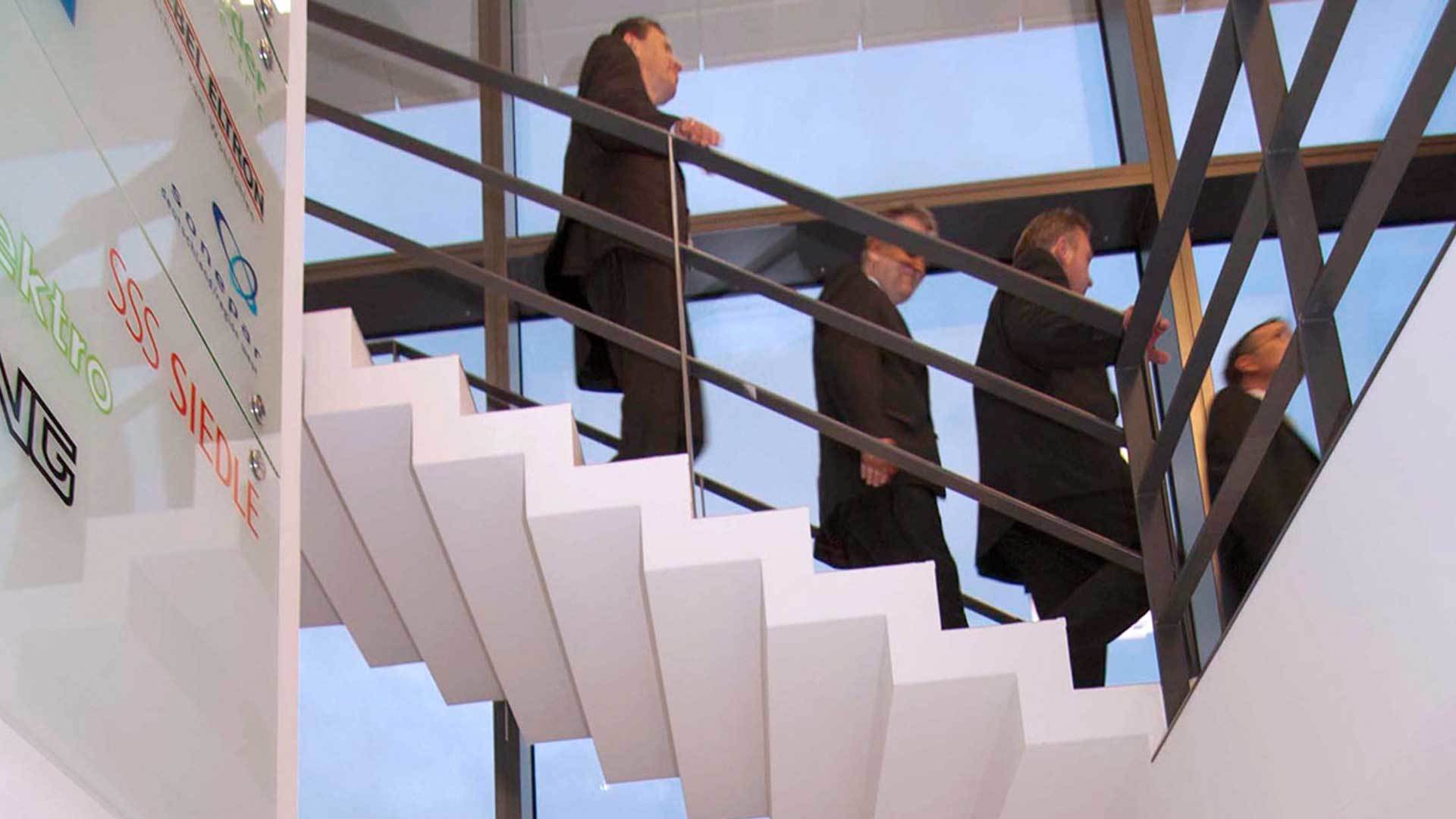 Freitragende Treppe in weiß