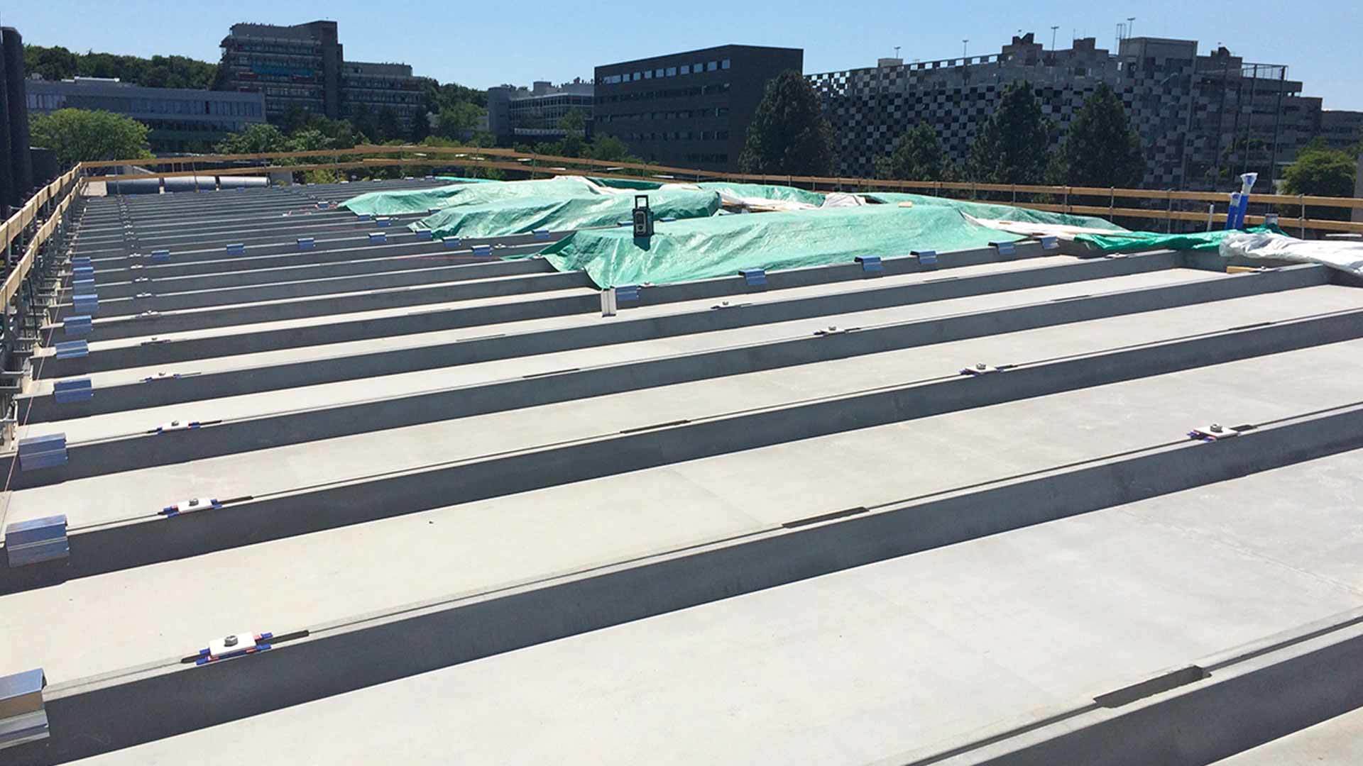 Installed roof panels (5,5 cm thin, 2.2")